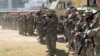 Miembros de la Guardia Nacional de EEUU se alinean antes de la conferencia de prensa del gobernador Greg Abbott, a la que se unieron 13 gobernadores de diferentes estados, en Shelby Park en Eagle Pass, Texas, , el 4 de febrero de 2024.