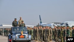 印尼陸軍訓練中心副指揮官和美軍將領共同檢閱參加印尼多國軍演的部隊。(2024年8月26日)