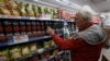 Un comprador revisa los precios de los productos en un mercado de Buenos Aires el 12 de junio de 2023.