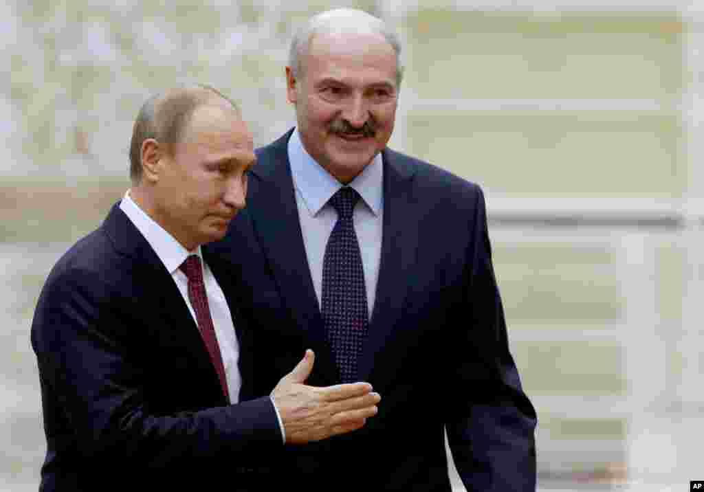 Tổng thống Belarus Alexander Lukashenko chào đón Tổng thống Nga Vladimir Putin đến Minsk, ngày 11/2/2015.