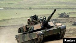 Українські військові вже вчаться керувати американськими танками "Абрамс", а перші такі машини, надані США, надійдуть в Україну на початку осені