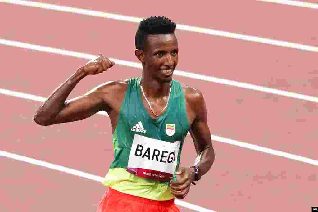 Selemon Barega, of Ethiopia, celebrates after winning the men's 10,000-meter run at the 2020 Summer Olympics, Friday, July 30, 2021, in Tokyo. (AP Photo/Charlie Riedel)