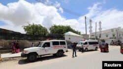Magari ya kubeba wagonjwa yakiwa katika eneo la tukio la mlipuko karibu na kituo cha jeshi Mogadishu, Somalia, Agosti 8, 2020. 