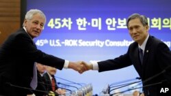지난해 10월 서울에서 열린 제45차 미-한 안보협의회에서 척 헤이글 미 국방장관(오른쪽)과 김관진 한국 국방장관이 악수하고 있다. (자료사진)