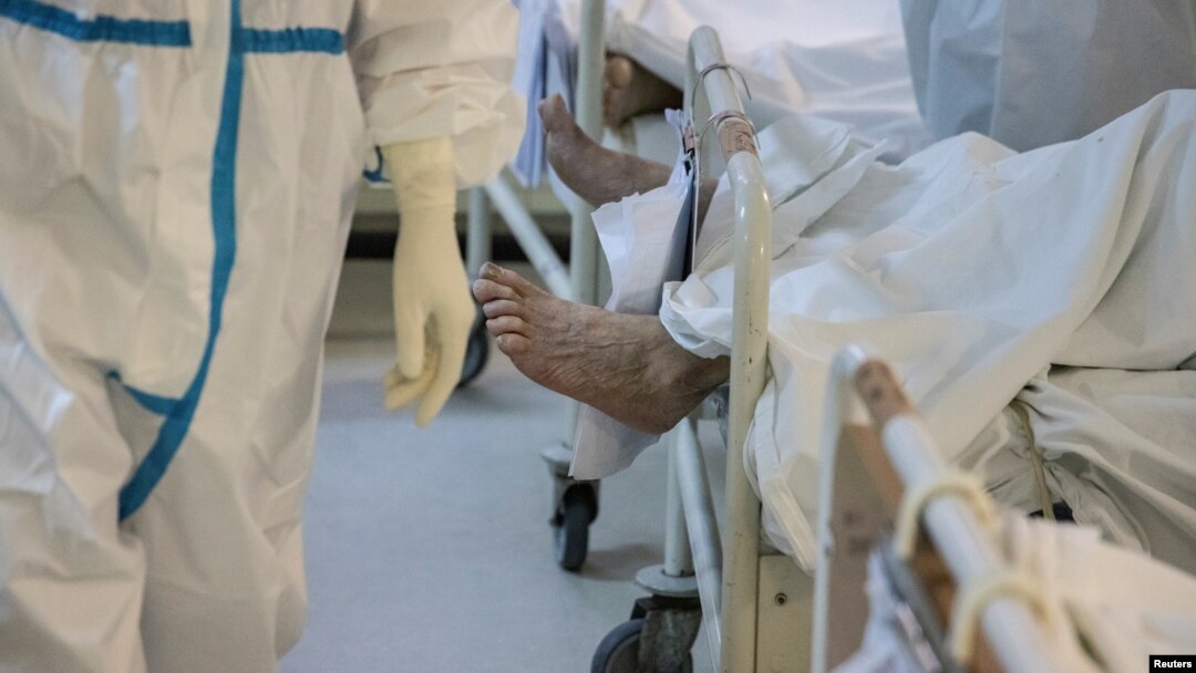 ARHIVA - Pacijenti oboleli od koronavirusa u Zemunskoj bolnici i zdravstveni radnik, 26. novembra 2020. (Foto: Reuters, Marko Đurica)