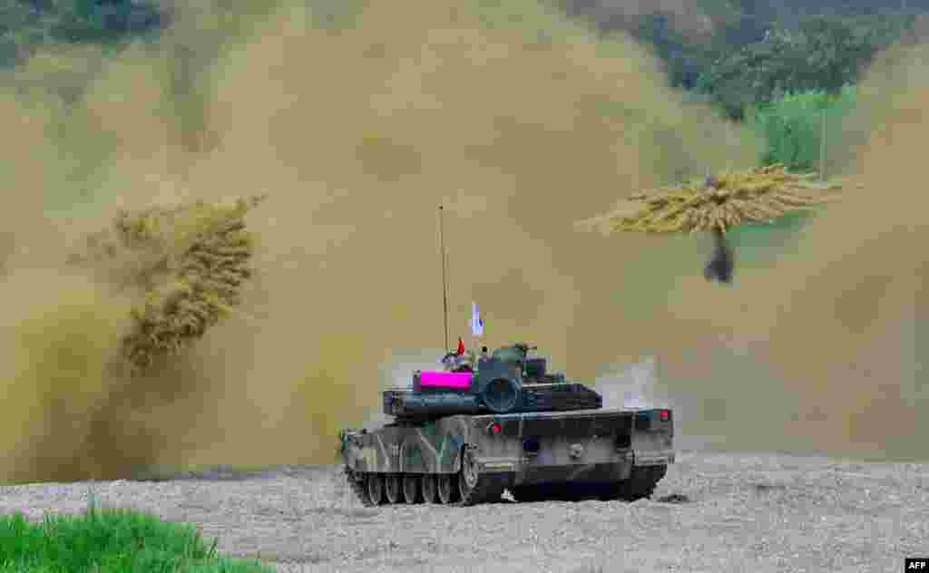 Tentara Korea Selatan menembak dengan tank K-1 dalam latihan militer bersama Amerika di Pohang, Korea Selatan.