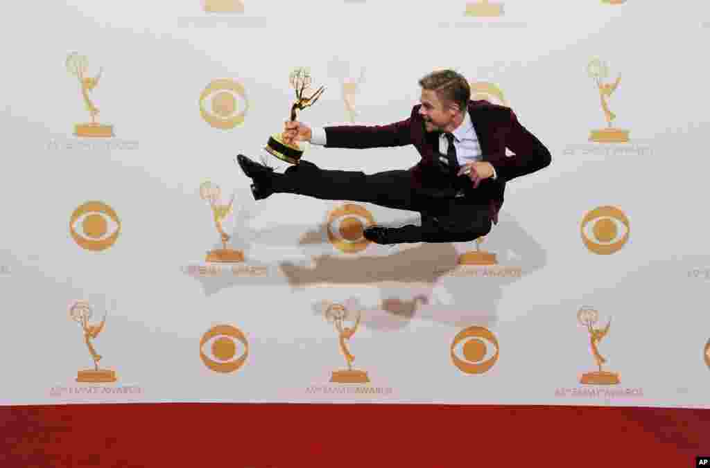 Derek Hough berpose di belakang panggung dengan penghargaan yang diterimanya untuk katagori koreografer terbaik 'Dancing with the Stars', pada acara Emmy Awards di Los Angeles.
