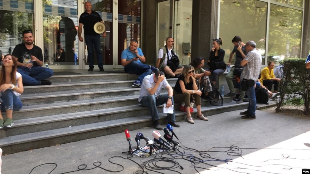 Novinari ispred ulaza u Fakultet političkih nauka tokom održavanja sastanka predstavnika vlasti i opozicije iza zatvorenih vrata, u Beogradu, 9. avgusta 2019.
