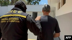 Fotografía difundida el 9 de abril de 2024 por el Ministerio Público venezolano de la detención del exministro petrolero Tareck El Aissami por parte de miembros de la policía anticorrupción.