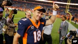 El mariscal de campo de los Broncos de Denver, Peyton Manning, saluda al final del partido contra los 49ers.