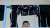 Un niño palestino que huyó de su hogar en la Franja de Gaza observa desde el interior de una escuela de Naciones Unidas donde está refugiado en la ciudad de Gaza el 19 de mayo de 2021.