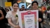 ผู้เข้าร่วมไพรด์พาเหรด ถือโปสเตอร์หนุนการสมรสเท่าเทียม ที่กรุงเทพฯ ประเทศไทย เมื่อ 1 มิ.ย. 2024 (AP Photo/Sakchai Lalit)