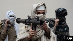 مقامات امنیتی می گویند که تا حال هویت افراد گروگان گرفته شده وکشته شده معلوم نیست.