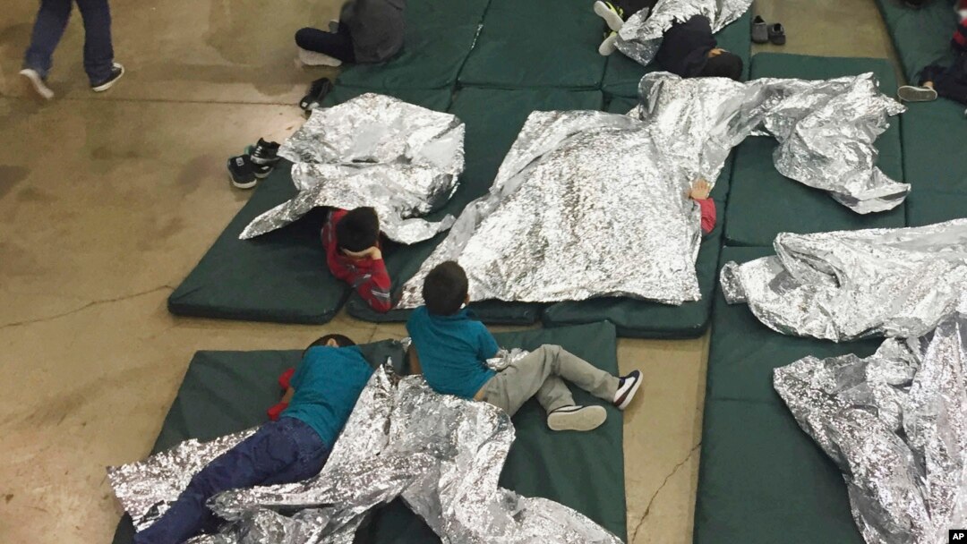 Arhiva: Djeca u jednom od kaveza u Meklinu u Teksasu, razdvojena od roditelja zbog ilegalnog prelaska granice, 17. juna 2018. godine. (Foto: AP/U.S. Customs and Border Protection)
