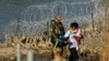 Migrantes detenidos en la frontera entre Texas y México, el miércoles 3 de enero de 2024, en Eagle Pass, Texas. (Foto AP/Eric Gay)