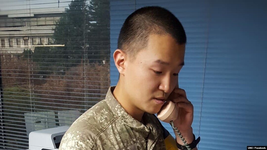 유엔사령부가 북한군과의 직통전화로 연락하는 사진을 공개했다. 사진 제공: UNC / Facebook.
