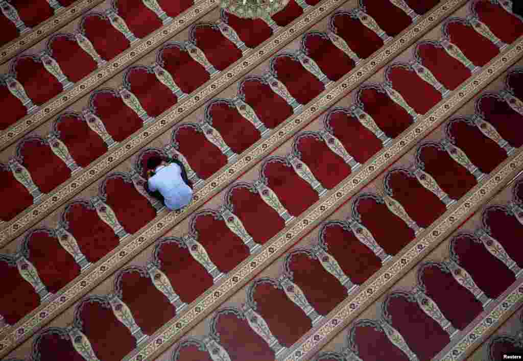Seorang pria berdoa di masjid selama bulan suci Ramadhan di Jakarta, Indonesia.