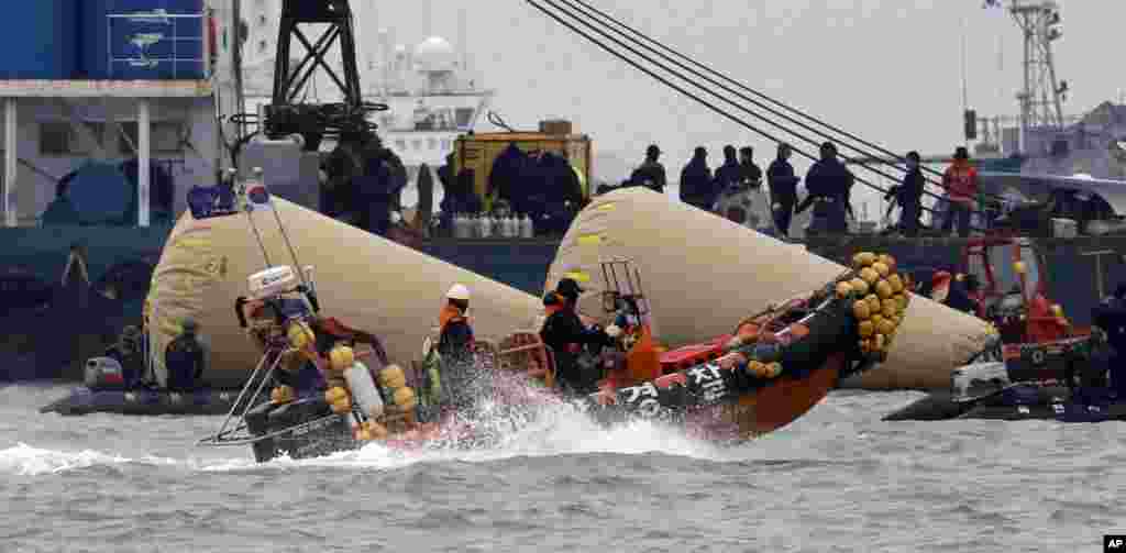 Tim pencari dan penyelam terus mencari para penumpang kapal feri Sewol yang tenggelam di pantai dekat Jindo, selatan ibukota Seoul, Korea Selatan. 