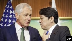척 헤이글 미국 국방장관(왼쪽)과 오노데라 이쓰노리 일본 방위상 (자료사진)