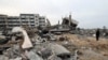 ARCHIVO - Palestinos revisan escombros cerca de una escuela de la ONU que albergaba refugiados después de que un ataque israelí golpeara una casa cercana, en Rafah, en el sur de la Franja de Gaza, el 21 de diciembre de 2023. 