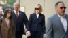 La excolumnista E. Jean Carroll, 2da derecha, arriba a la corte federal en Nueva York, miércoles 26 de abril de 2023, donde se ventila su demanda por violación contra el expresidente Donald Trump. 