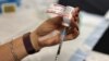 Una enfermera manipula una vacuna de Moderna en un centro de sanitario en California, Estados Unidos, el 12 de marzo de 2021.