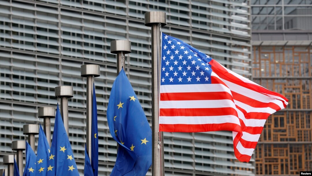 Američka zastava istaknuta zajedno sa zastavama EU tokom posete potpredsednika SAD, Majka Pensa Briselu, 20. februara 2017.
