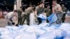 2020年3月30日美國空軍國民警衛隊成員在芝加哥麥考密會議中心搬運醫療設備