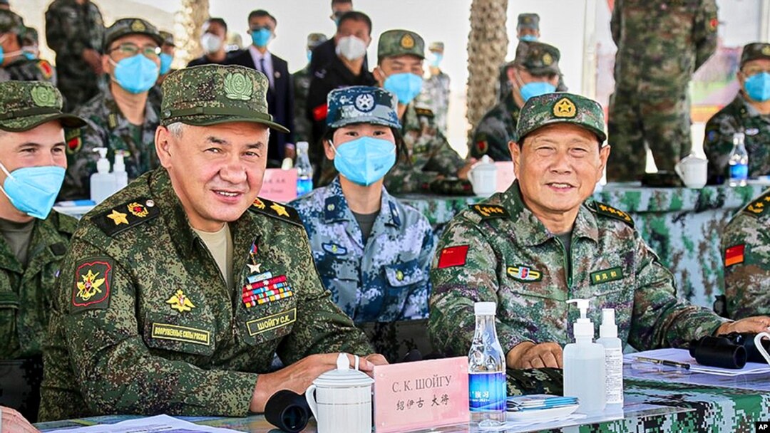 웨이펑후 중국 국방부 장관과 세르게이 쇼이구 러시아 국방장관이 13일 중국 신장지구에서 진행된 군 훈련 현장을 시찰했다. 