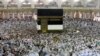 Mahujaji wakizunguka jengo la Kaaba katika msikiti mtukufu wa Makka, Saudi Arabia&nbsp; ikiwa ni sehemu ya ibada ya Hijja.