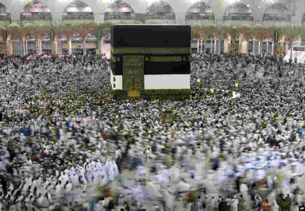 Mahujaji wakizunguka jengo la Kaaba katika msikiti mtukufu wa Makka, Saudi Arabia&nbsp; ikiwa ni sehemu ya ibada ya Hijja.