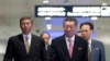 중국 베이징에서 이틀간의 북-일 회담을 마친 북한 수석대표 송일호 북일국교정상화교섭 담당대사(오른쪽)가 1일 베이징 공항을 떠나고 있다. 
