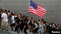 香港示威者2019年9月8日遊行前往美國駐港澳總領事館，敦促美國通過“香港人權與民主法案。