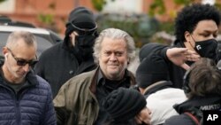 Bivši strateg Bele kuće Stiv Benon dolazi u kancelariju FBI u Vašingtonu ( Foto: AP/Carolyn Kaster)