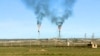 Los consumidores están encantados con la caída de los precios del petróleo, pero los economistas advierten que la alegría puede durar poco.
