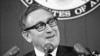 El Secretario de Estado Henry Kissinger en una sesión informativa con reporteros el 12 de octubre de 1973 en el Departamento de Estado en Washington. Kissinger, murió el miércoles 29 de noviembre de 2023. Tenía 100 años.