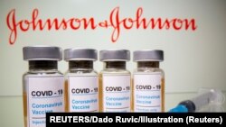 Savetodavni stručni odbor američke Uprave za hranu i lekove (FDA) preporučio je upotrebu vakcine protiv Kovida 19 koju proizvodi kompanija "Džonson i Džonson" (Foto: REUTERS/Dado Ruvic/Illustration)
