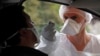 Un trabajador de la salud realiza una prueba del coronavirus en un puesto de auto-servicio en Laval, Francia.