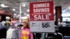 Una tienda de Vernon Hills, Illinois, EEUU, anuncia descuentos en ropa el 12 de junio de 2023.