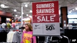 Una tienda de Vernon Hills, Illinois, EEUU, anuncia descuentos en ropa el 12 de junio de 2023.