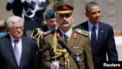 Los presidentes de Estados Unidos, Barack Obama, y de Palestina, Mahmud Abbas (izquierda) pasan revista a la guardia de honor en Ramalah.