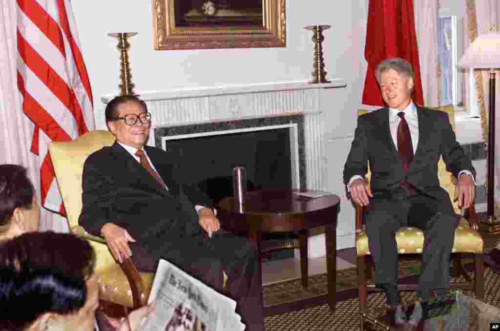 2000年9月8日,中国主席江泽民和美国总统克林顿在纽约参加联合国峰会时在曼哈顿的华尔道夫酒店开始交谈。美国总统出席历届联合国大会时,往往住在这个酒店。后来,该酒店被中国安邦集团收购,美国总统也就不住那里了,以防中方窃听。