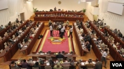 Parlamento moçambicano chamado a rever a Constituição