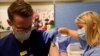 La paciente de coronavirus Joan Bronson cruza su habitación del hospital con la ayuda de un fisioterapeuta en Ochsner Medical Center en el suburbio de Jefferson, Luisiana, el 11 de agosto de 2021.