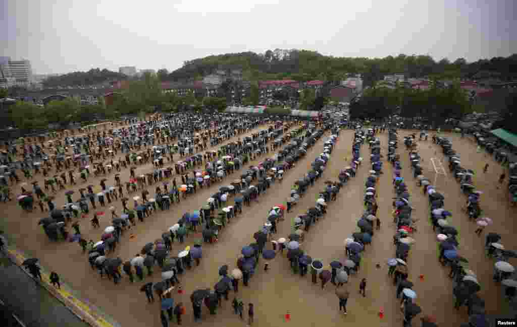 Ribuan warga Korea Selatan menghadiri acara penghormatan terhadap para korban kapal feri Sewol di kota Ansan, Korea Selatan. 