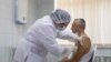 Un trabajador médico ruso administra una vacuna experimental Sputnik V en Moscú en septiembre.