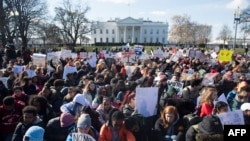 Maelfu ya wanafunzi waliojitokeza kuandamana mjini Washington, DC, Machi 14, 2018.