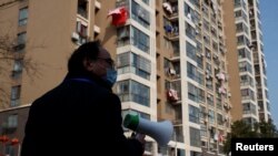 中國江西省九江市一個居民小區的居委會成員在宣傳新冠防疫。 （2020年2月4日）