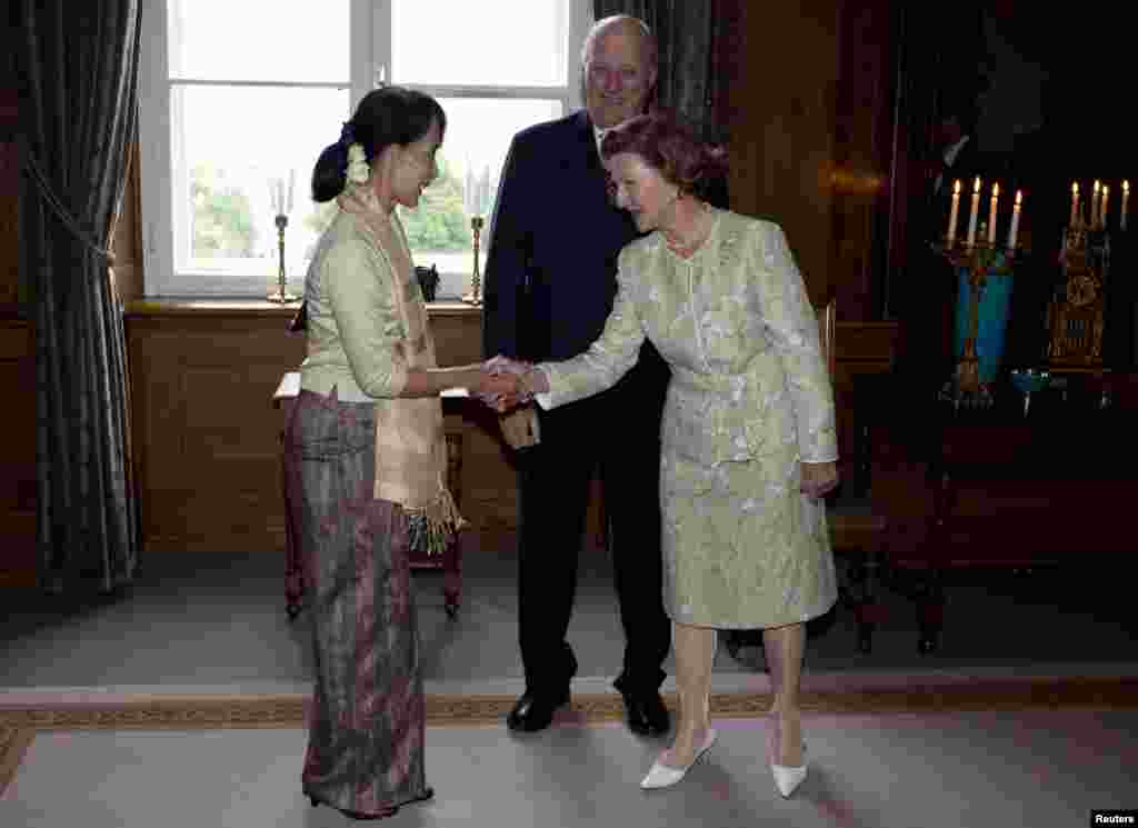 Bà Aung San Suu Kyi được Vua Na Uy Harald và Hoàng hậu Sonja đón chào tại Lâu đài Hoàng gia ở Oslo, ngày 16 tháng 6 năm 2012