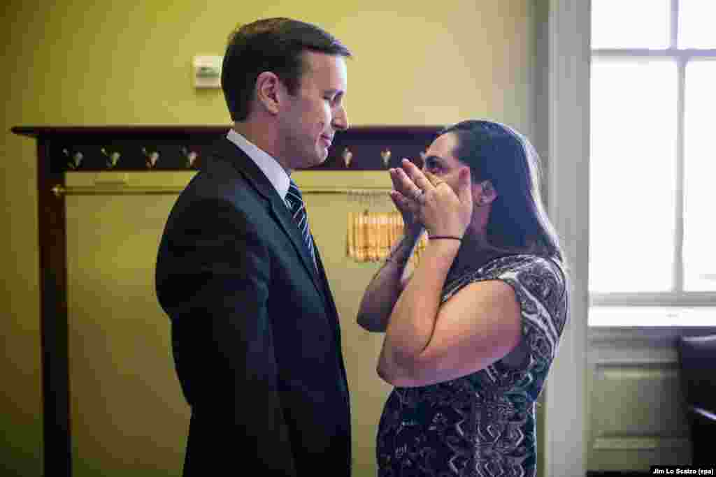 Chris Murphy (kiri), senator dari Partai Demokrat dari Connecticut, menyampaikan berita bahwa Senat gagal meloloskan serangkaian undang-undang untuk mengatur kepemilikan senjata api, kepada Erica Smegielski (kanan), anak kepala sekolah dasar Sandy Hook, Dawn Hochsprung, yang tewas tertembak, di gedung parlemen AS di Washington, 20 Juni 2016.